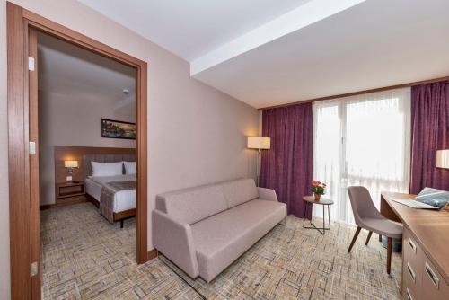 Land Park Hotel - image 9