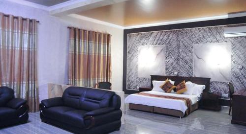 Tomreik Hotel Stop at Tomreik Hotel to discover the wonders of Accra. Featuring a satisfying list of amenities, guests will find their stay at the property a comfortable one. Service-minded staff will welcome and g