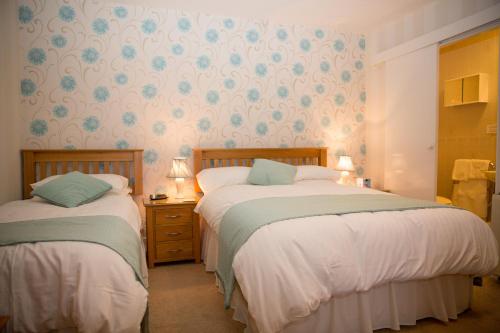 1 double bed, 2 twin beds