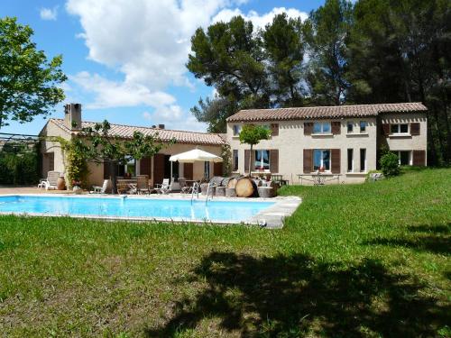 Maison familiale avec Piscine Privee et Terrain de Tennis Prive, situe en Campagne d'Eguilles, proch