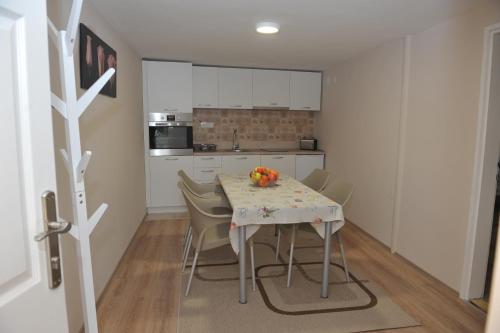 Golden House Apartments in Alvadžinica