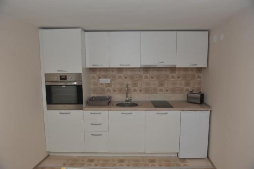 Golden House Apartments in Alvadžinica