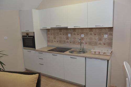 Golden House Apartments in Alvadžinica