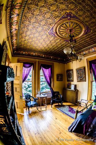 Henderson Castle Inn - image 8