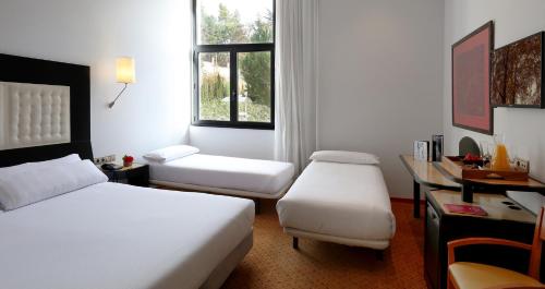 4 twin beds