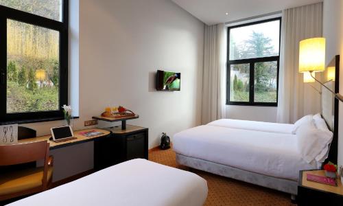 3 twin beds