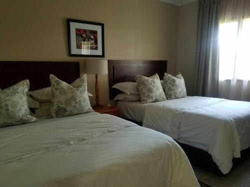 Deluxe Double or Twin Room image 1
