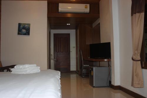 Tree Home Plus Home Stay - Tap to explore photos