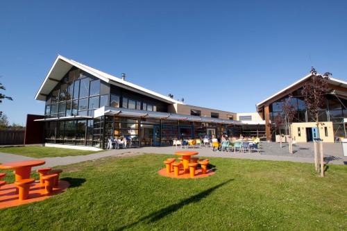 Widok z zewnątrz, Stayokay Hostel Texel in Texel