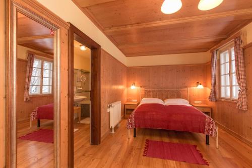 1 queen bed, 1 twin bed