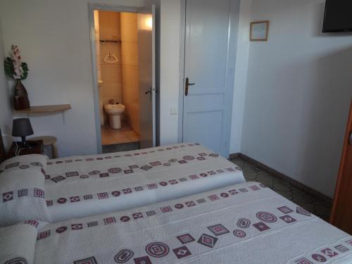 Hostal Sant Carlo Room Type - Triple Room with Private Bathroom