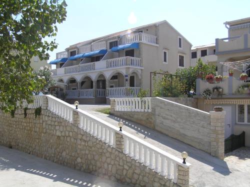  Apartments Branko, Pension in Pag