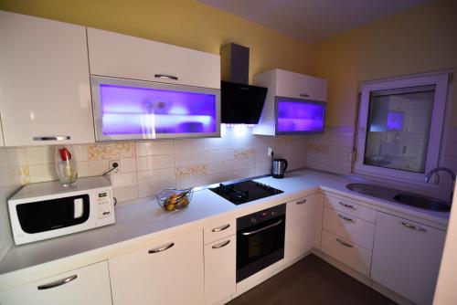 Kitchen, Bonaca in Rtina