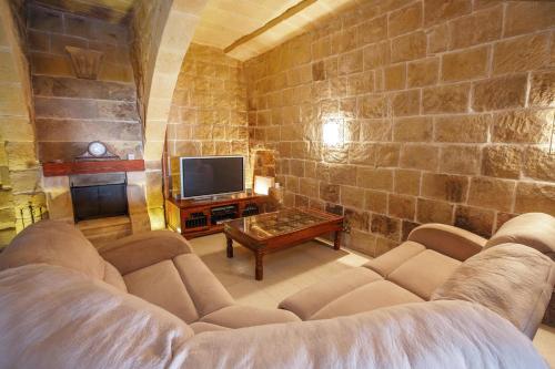 Il-Veduta Holiday Farmhouse with Sunny Private Pool in Island of Gozo