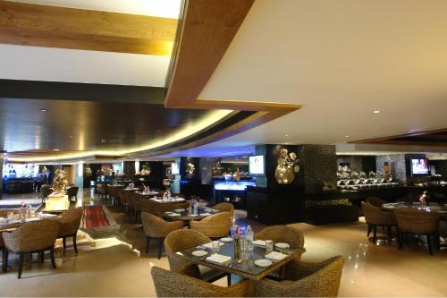 Restaurant, Sahara Star Hotel in Mumbai
