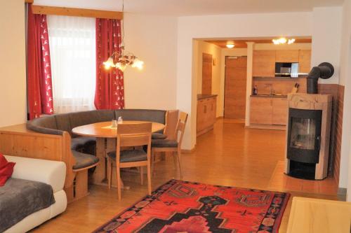 2 bedrooms, 4 beds