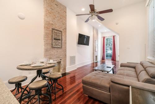 Luxury 2BR on Carondelet by Hosteeva