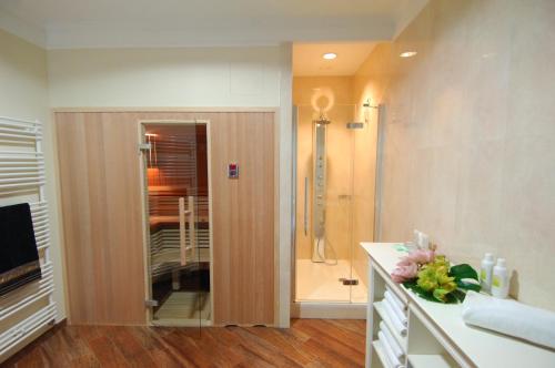 Royal Princess Hotel - image 4