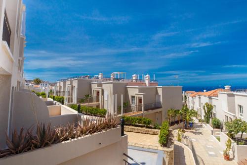 Los Olivos Beach Resort Set in a prime location of Tenerife, Hotel Los Olivos puts everything the city has to offer just outside your doorstep. The hotel has everything you need for a comfortable stay. 24-hour front desk, ai