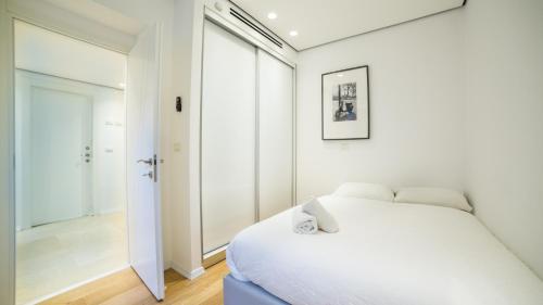 Deluxe Two-Bedroom Apartment with balcony - Ben Yehuda 102 street image 9