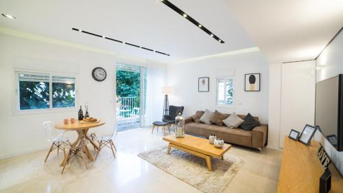 Deluxe Two-Bedroom Apartment with balcony - Ben Yehuda 102 street