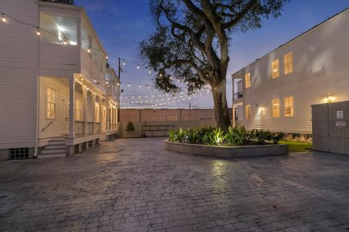 Amazing 3BR Cottage off St Charles with Pool - main image