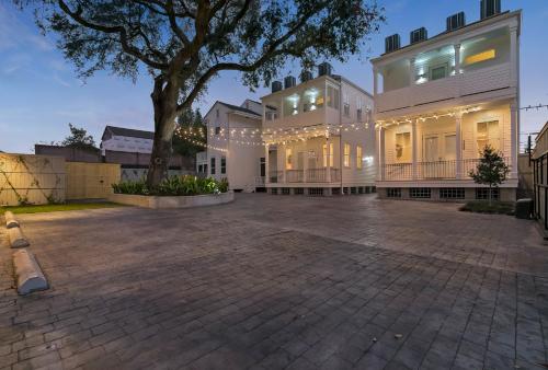 Amazing 3BR Cottage off St Charles with Pool - image 3