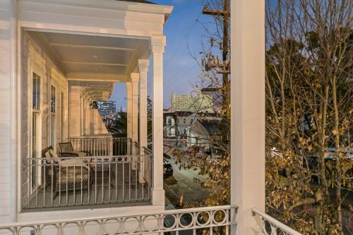 Amazing 3BR Cottage off St Charles with Pool - image 4