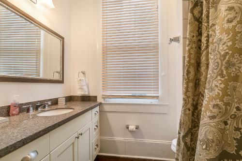 Charming 2BR on Carondelet by Hosteeva Over view