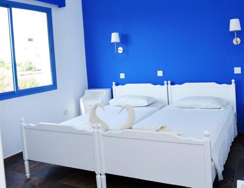 2 twin beds, 1 sofa bed