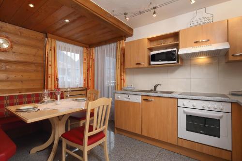 Kitchen, Gastehaus Renate in Langenfeld