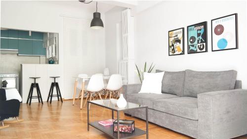 Modern Downtown Flat near the Acropolis by UPSTREET, Ateny
