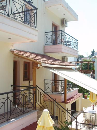 Фасада на хотела, Hellen Studios in Остров Скиатос