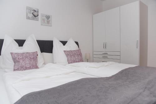 1 queen bed, 2 sofa beds