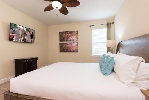 Luxury Dreams Disney Home with Private Pool and Spa in Orlando, USA