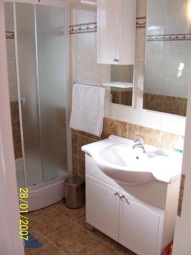 Comfort Two-Bedroom Apartment with Balcony and Sea View image 1