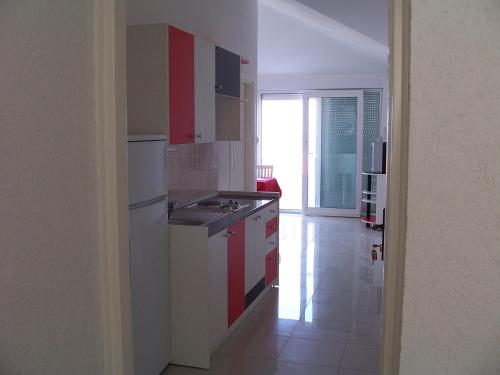 Comfort Two-Bedroom Apartment with Balcony and Sea View image 9
