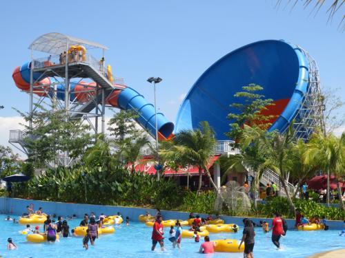 Deluxe Two-Bedroom Apartment with Theme Park View image 6