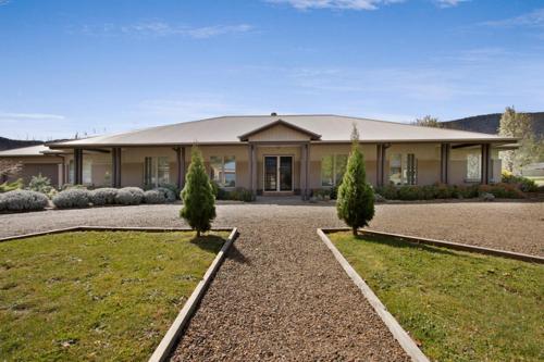 Collins Retreat 4 Bedroom Home With Pool