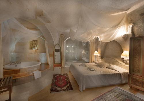 Deluxe Cave Suite