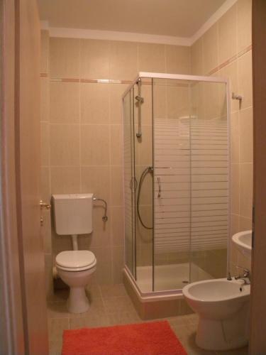 Twin Room image 4