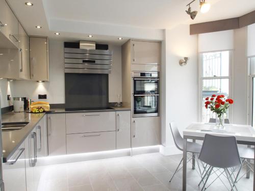 5 Arlington Villas - image 3