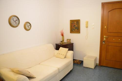 Deluxe Four-Bedroom Apartment image 7