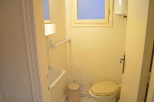 Deluxe Four-Bedroom Apartment image 4