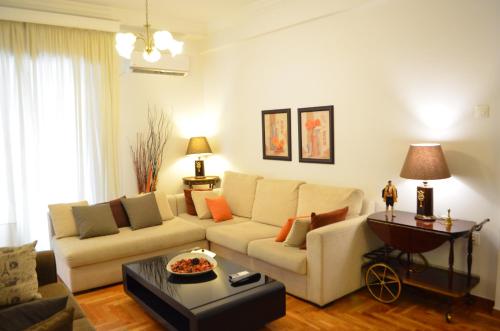 Deluxe Four-Bedroom Apartment image 1