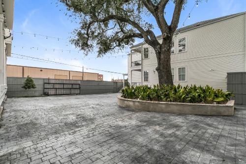 Luxury 3BR on Carondelet by Hosteeva - image 8