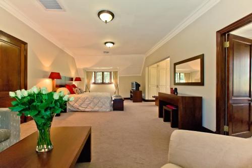1 king bed, 1 sofa bed