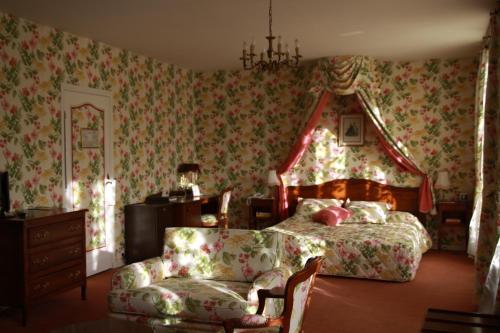 1 king bed, 1 twin bed, 1 sofa bed