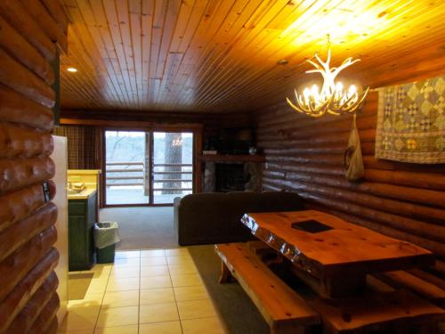 Cedar Lodge & Settlement Lake Delton (WI)