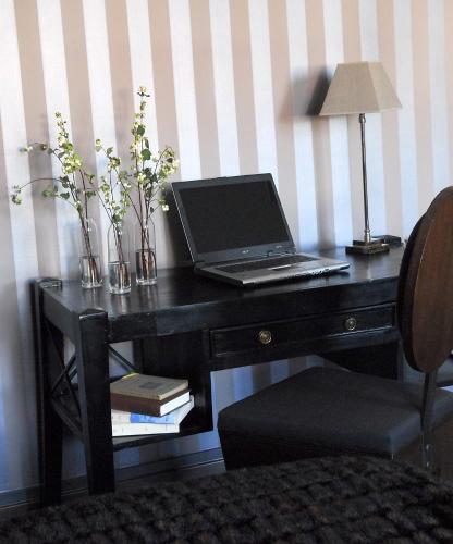 1 queen bed, 1 sofa bed
